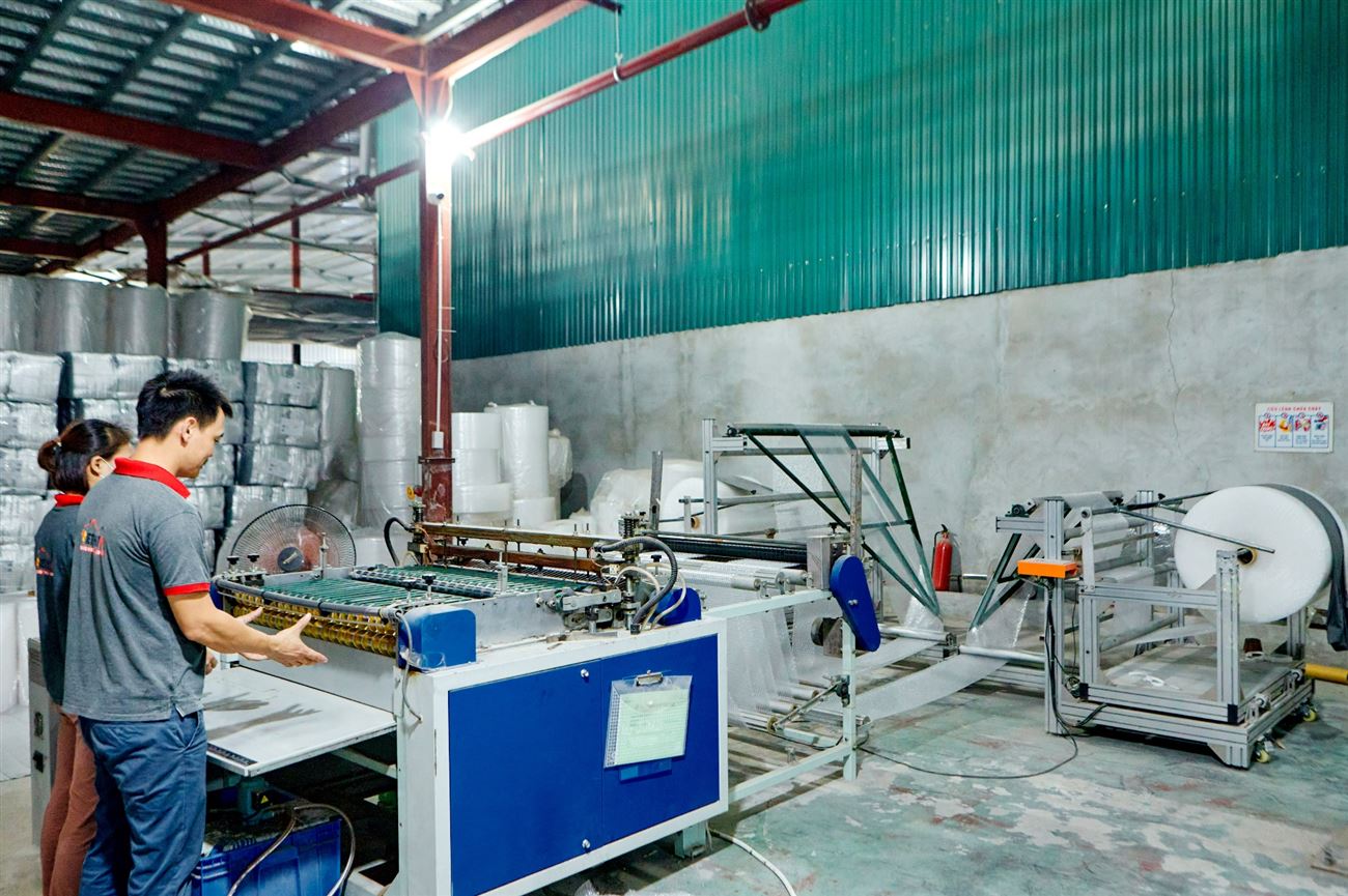 Cán Bộ Công Nhân Viên Nhà Máy Việt Nhật IPT 13